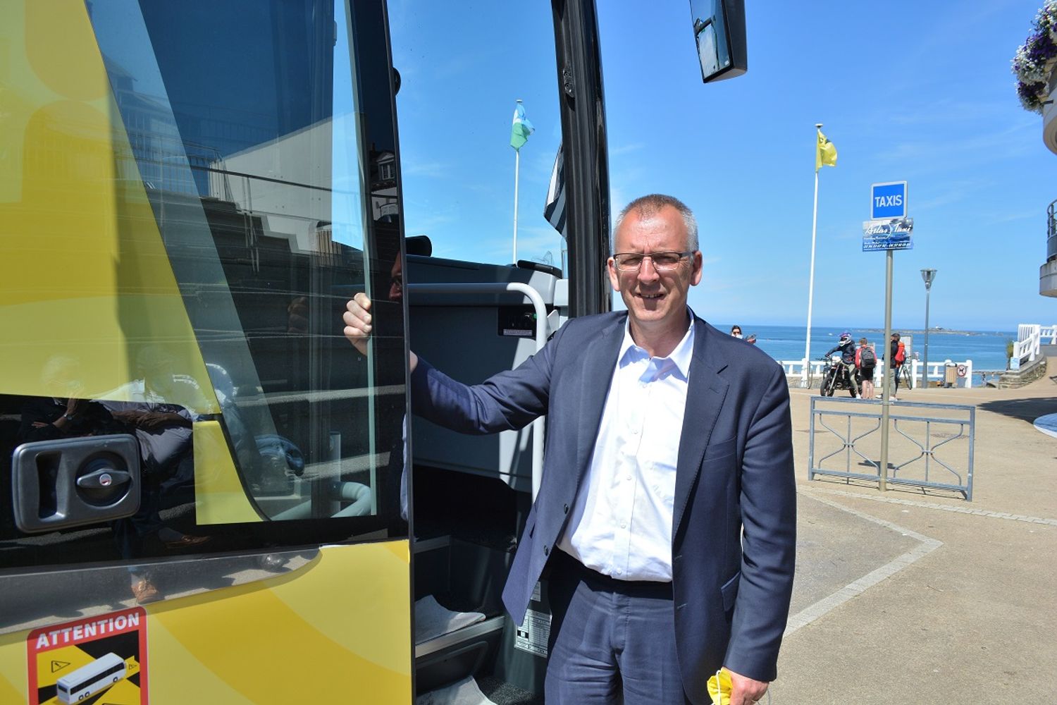 Thierry Burlot devant le bus avec lequel il sillonne la Bretagne